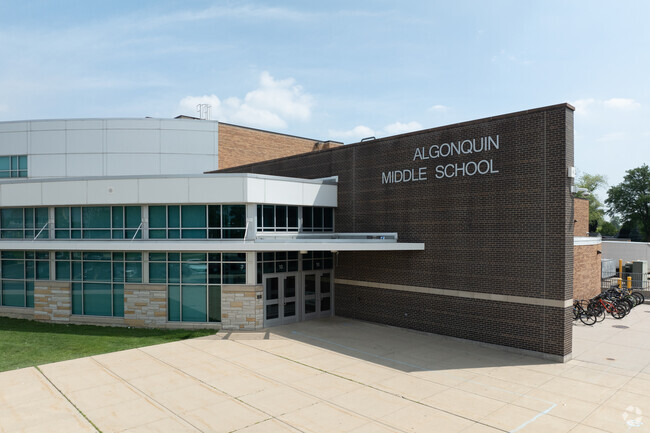 Algonquin Middle School has 580 students in attendance.