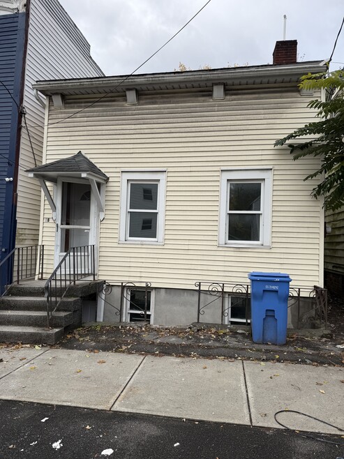 16 Mohawk St, Albany, NY 12204 - photo 1