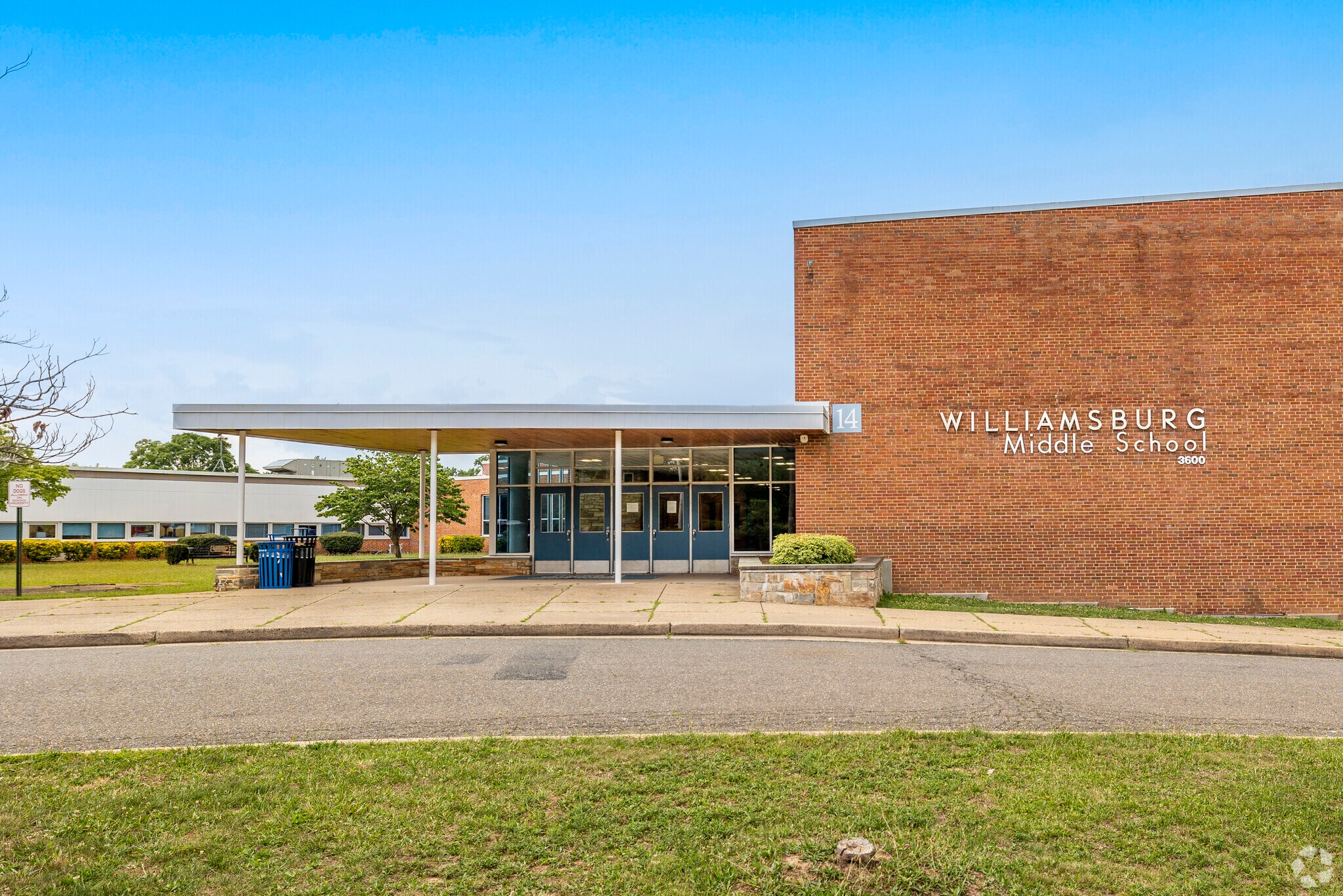 Williamsburg Middle School is a public school in Arlington.