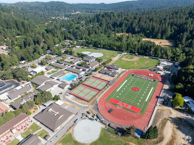 San Lorenzo Valley High School emphasizes community involvement and student leadership.