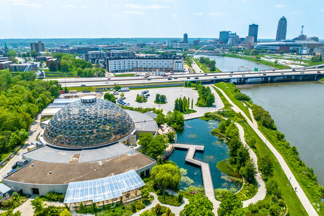 Cheatom Park residents are within minutes of the Botanical Garden, Downtown Des Moines, and many other urban amenities.