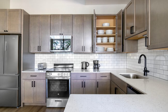 5600 N Sheridan Rd unit FL5-ID1383, Chicago, IL 60660 - photo 6