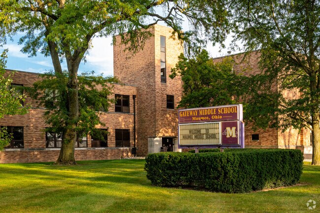 Maumee High School
provides education to teens in the neighborhood of Maumee.