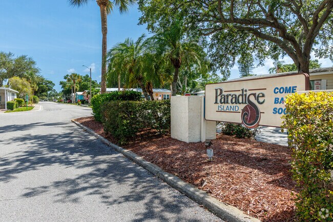 Welcome to Largo Paradise Island, an exclusive 55+ living community in Largo.
