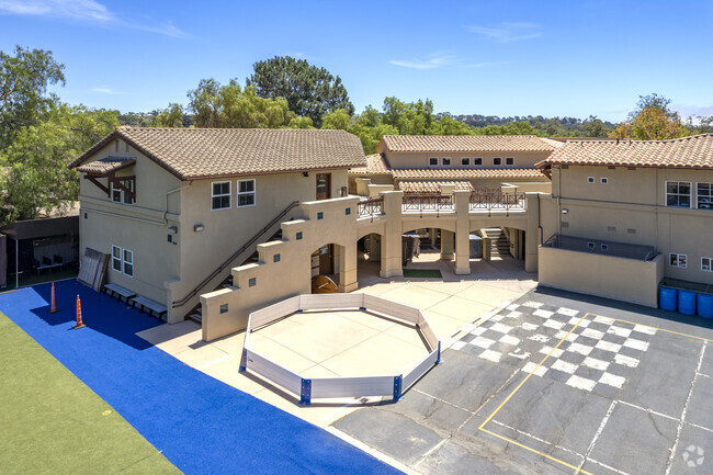 Encinitas Schools The Rhoades School Building common area.