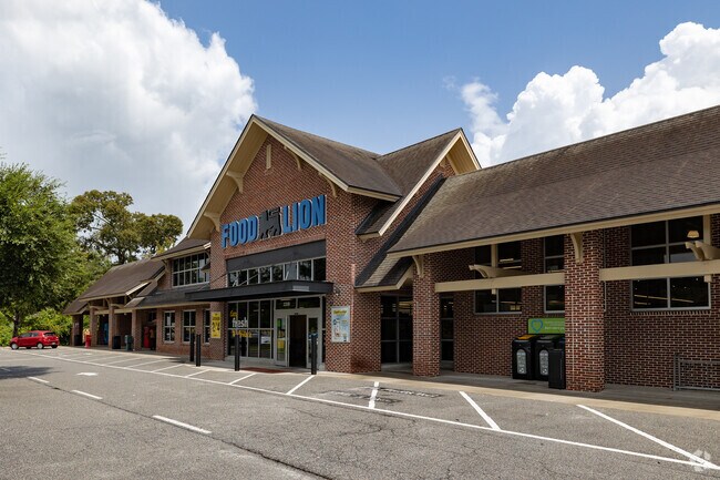 Food Lion gives LaRoche Pk-Springhill-Daff residents a close grocery option.