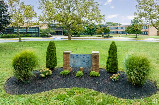 Bethpage Senior High School has 923 students with a student-teacher ratio of 11:1