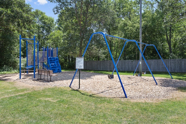 Yorkshire Lane Apartments in Manitowoc, WI, Manitowoc, WI 54220 - photo 6