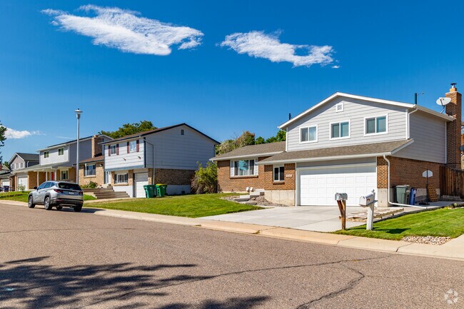 Vinyl split-levels in Kipling Hills often have brick features.