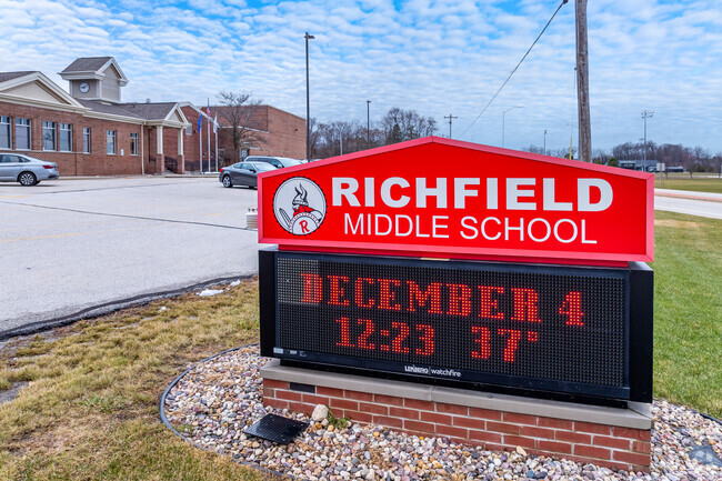 Signage leading to Richfield Middle school.