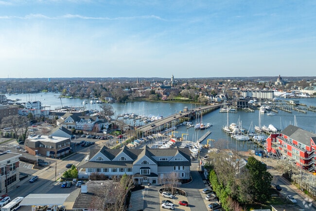 Downtown Annapolis is only a short walk or drive away from the Easport Neighborhood.