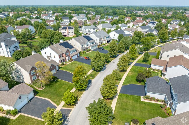 A row of beautiful homes displaying the variety of home styles in Timber Creek.