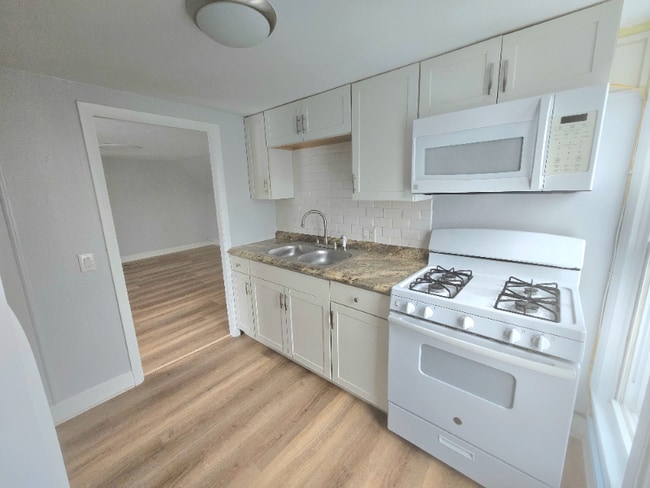 25 Saltonstall St unit Upstairs, Canandaigua, NY 14424 - photo 4