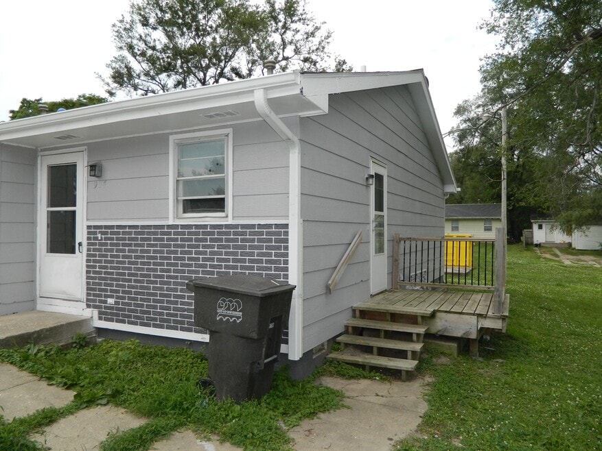 904 SE 10th St, Des Moines, IA 50309 - photo 1