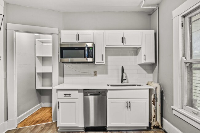 933 Spaight St unit 6, Madison, WI 53703 - photo 4