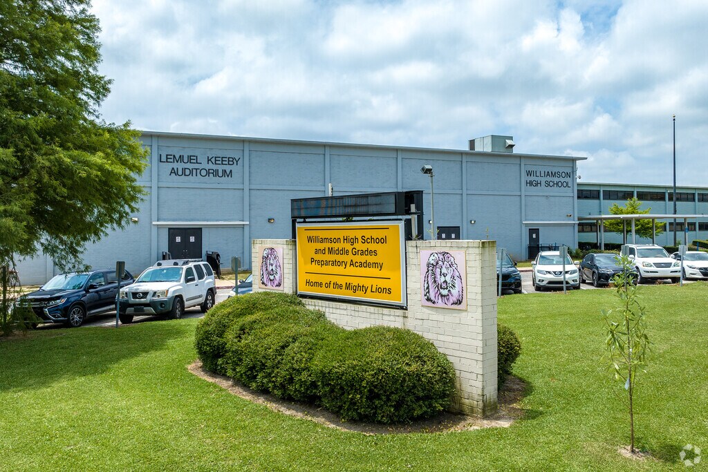 Lillie B. Williamson High School has a student-teacher ratio of 21:1.