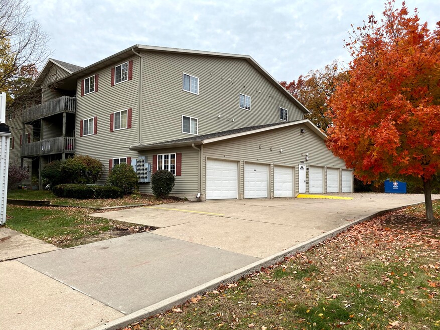 3804 Creek Hill Dr unit 3, Bettendorf, IA 52722 - photo 1