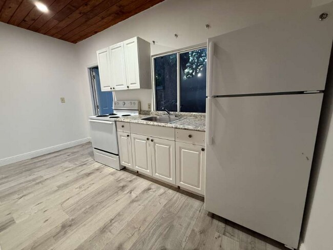 3033-3033 NW 15th St unit 3031 UNIT C 1ST FLOO, Miami, FL 33125 - photo 6