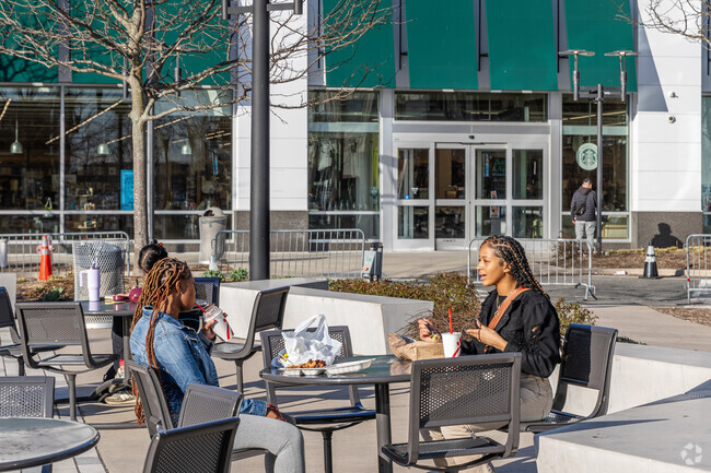 Outdoor dining in New Springville.