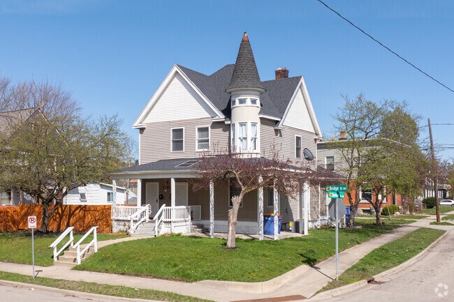 There are a few Queen Anne-style homes, mostly converted to apartments, in West Grand.