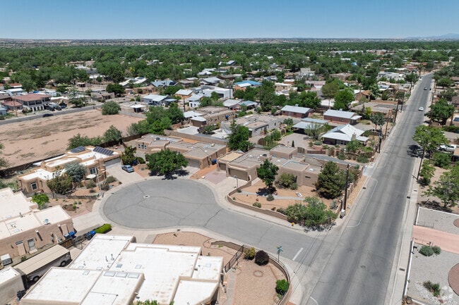 Los Griegos features many cul de sacs in the design of the neighborhood.