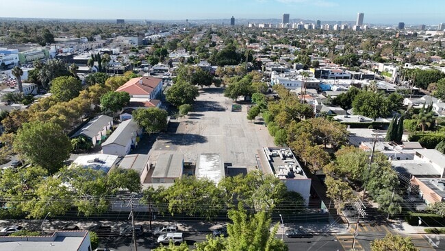 Melrose Elementary School is approximately 20 minutes from downtown Los Angeles.