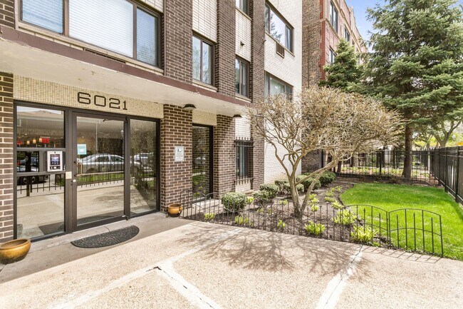 6021 N Winthrop Ave unit 405, Chicago, IL 60660 - photo 2