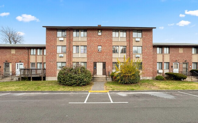 30 Henderson Dr unit 7, East Hartford, CT 06108 - photo 3