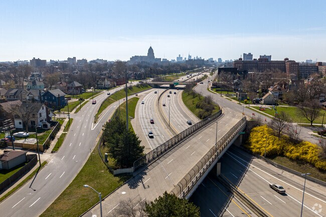 Route 10, located in the middle of Boston-Edison, provides quick access to downtown Detroit.