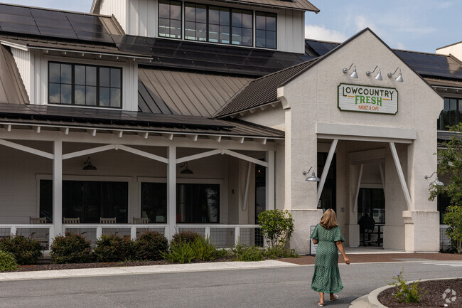 Woodbridge residents can stop into Lowcountry Fresh to shop the market or visit the cafe.