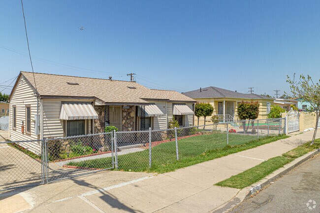 Many homes in Mt. Hope are fenced and have well manicured lawns.