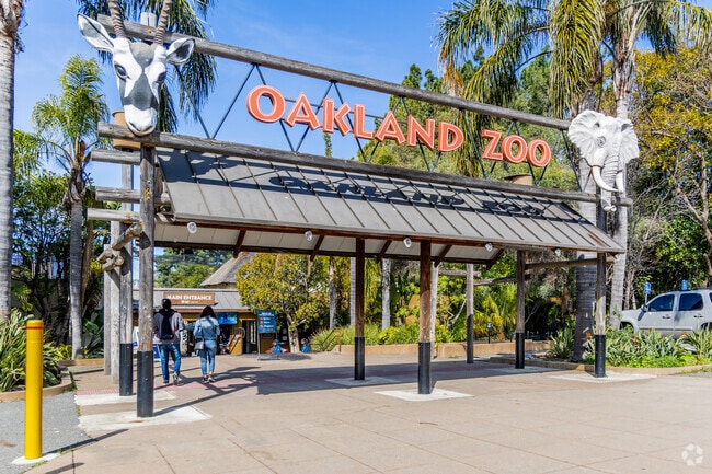 Las Palmas is conveniently located near the Oakland Zoo.