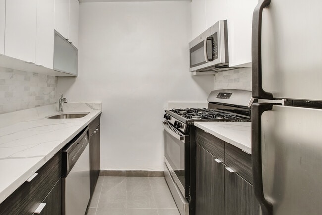 305 W 45th St, New York, NY 10036 - photo 3