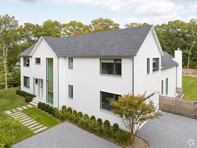 Gorgeous Colonial style home in Springs.