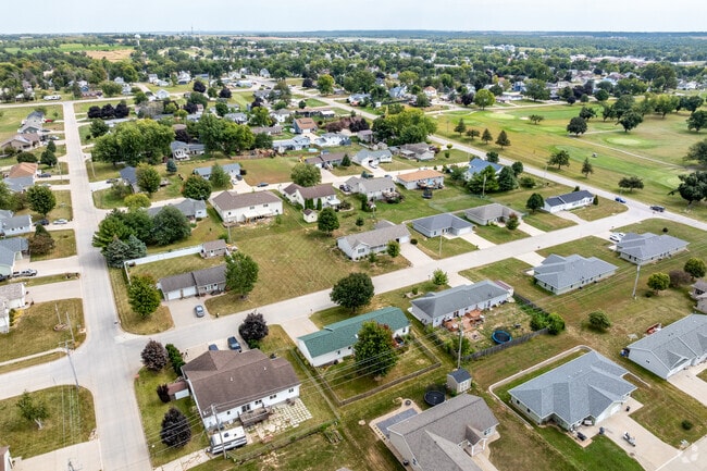 Newer residential development can be found on the edges of Tama.