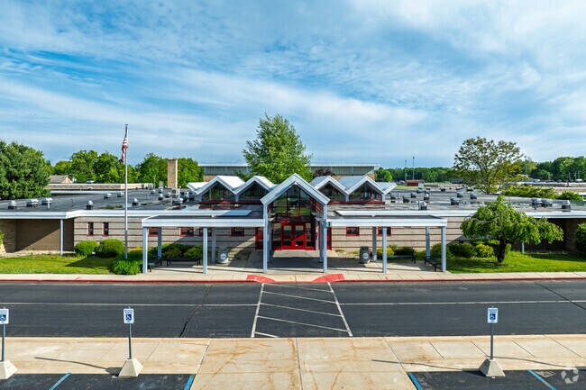 Paw Paw Middle School teachers have earned a C+ Niche.com rating.