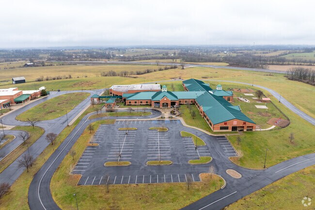 The student population of Red Oak Elementary School is 537 and the school serves 1-5.