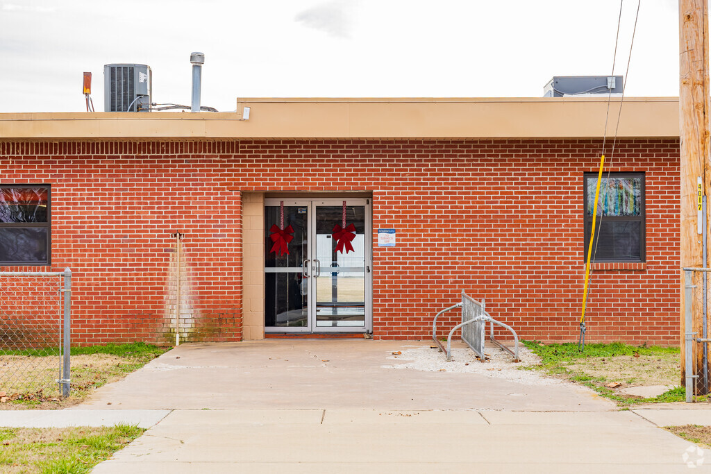 Paden Elementary School provides education in the neighborhood of Prague.