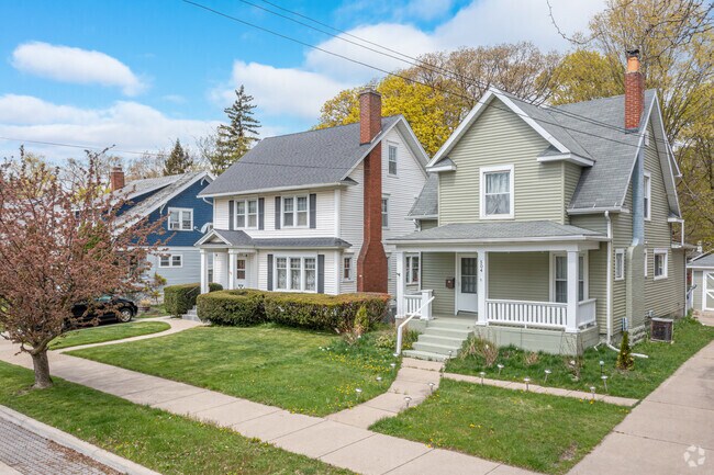 Various homes located on W Barnes Avenue in the Moores Park neighborhood