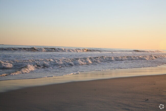Life in E Atlantic Beach, NY is very relaxing by the shore.