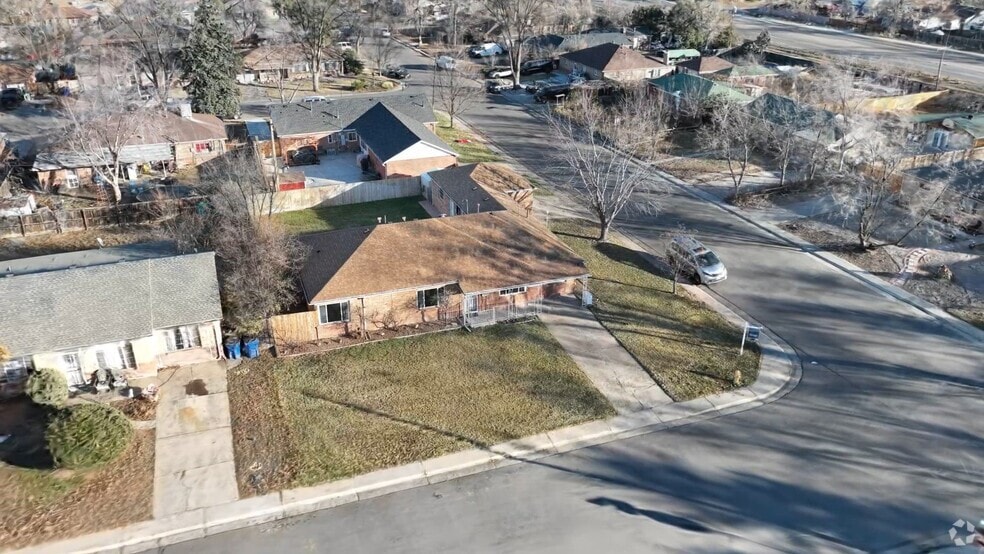 702 Scranton Ct, Aurora, CO 80011 - photo 2