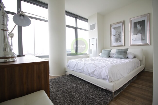 343 W Chestnut St, Chicago, IL 60610 - photo 4