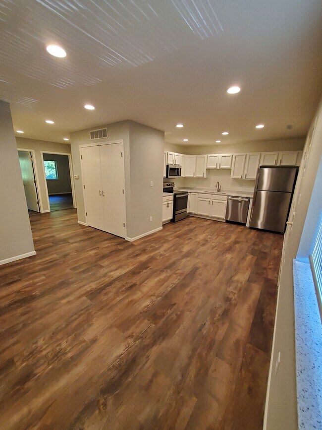 2322 College St unit 7, Cedar Falls, IA 50613 - photo 2