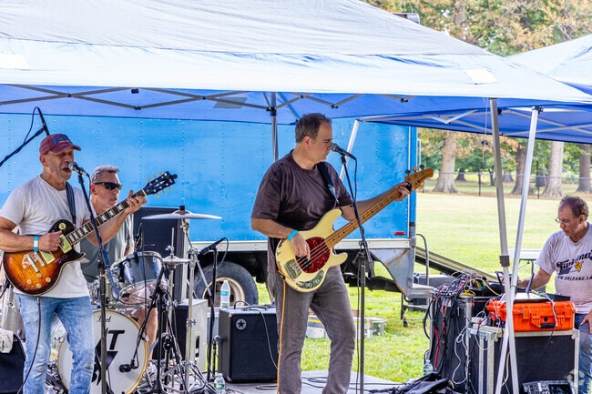 Cranstock Summer Wing has live music performances from local artists.