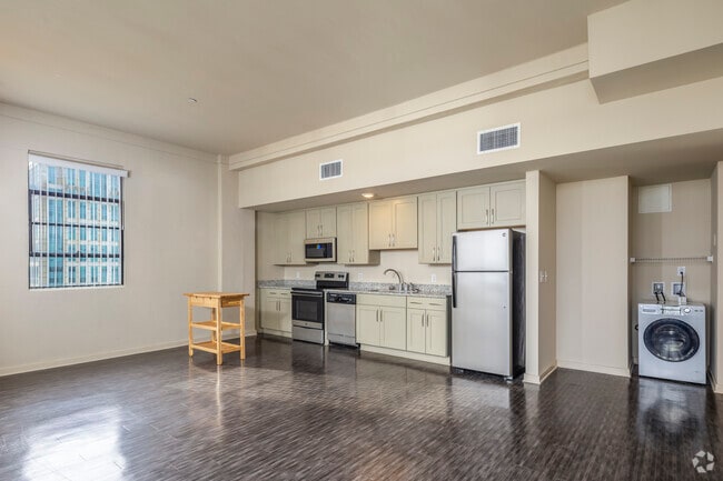 1BR, 1BA - 820SF - Living Room / Kitchen