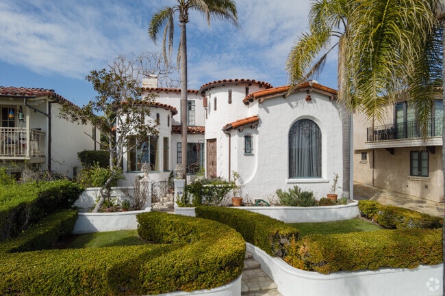 Beautiful villa homes are available in the Laguna Beach area.