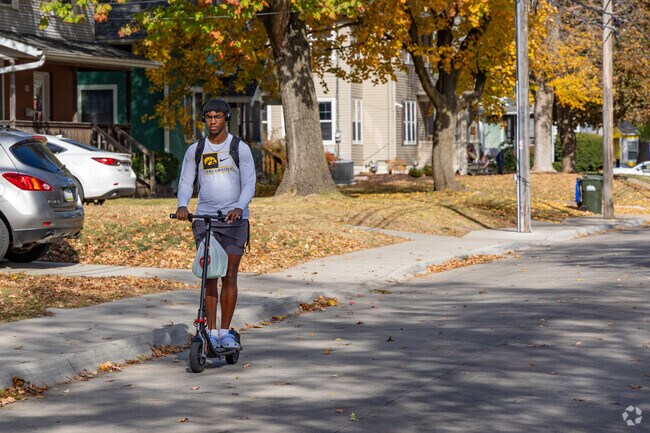 Melrose’s location makes walking to the University of Iowa Hospital a breeze.