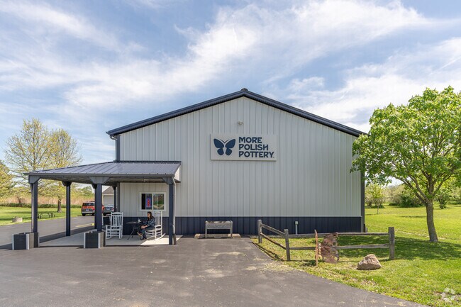 Big Rock More Polish Pottery specializes in hand-crafted, imported pottery from Poland.