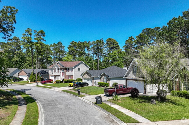 Row of Homes In the Sangaree Neighborhood Charleston SC