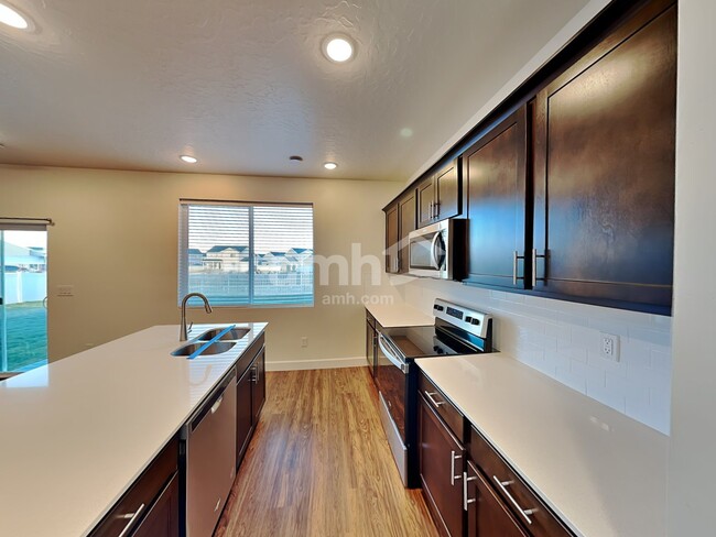 251 N Dry Crk Rd, Saratoga Springs, UT 84043 - photo 3